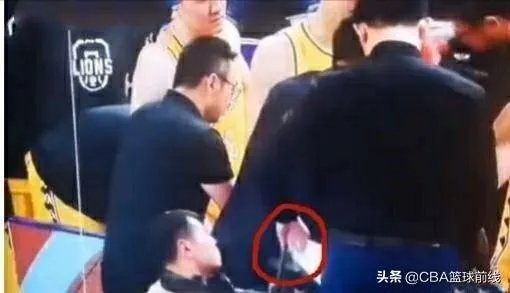 浙江广厦男篮助教王博摊上事了,在CBA比赛现场阻碍记者拍摄,损坏拍摄仪器,如何评价?