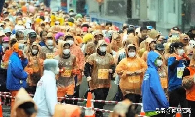 如何看待美国加州因新冠疫情影响进入紧急状态下,约27000人参赛的洛杉矶马拉松依旧正常举行?