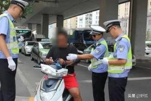 骑摩托车必须要戴头盔吗?为什么?