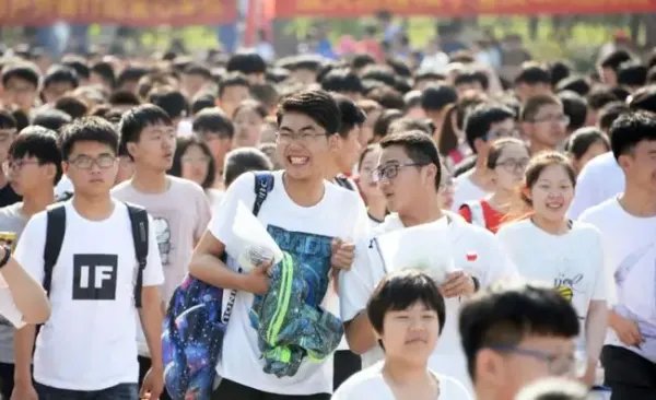 山东82岁老人参加高考,与老伴并肩回家,这位老人为何参加高考?