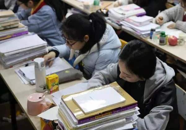 武汉高考考生携带手机舞弊,考生这么做是否会影响到他的未来?