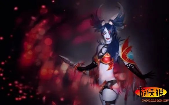 一起感受皮鞭与滴蜡吧《DOTA2》痛苦女王精彩COS