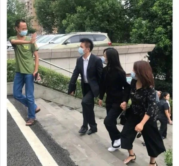 谭松韵母亲一案庭审结果如何,直播现场是怎样的?