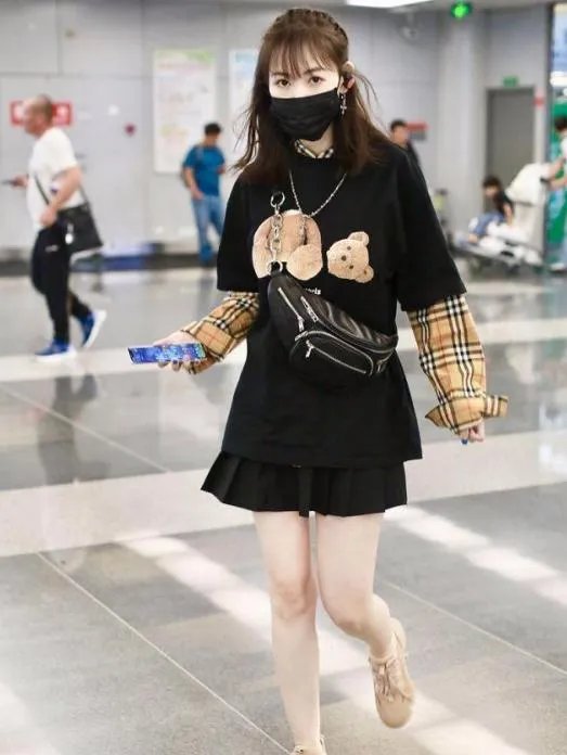 马蓉美腿吸睛现身机场,左手的戒指成为另一个焦点,有新恋情了吗?