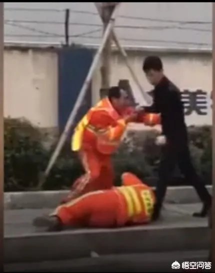 广东深圳环卫工夫妇制止行人丢垃圾遭殴打被赔5000元,你认为环卫工人制止有错吗?
