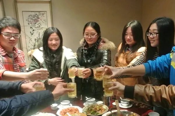 因妻子同学聚会怀疑出轨将其棍杀，为何同学聚会让人如此反感？