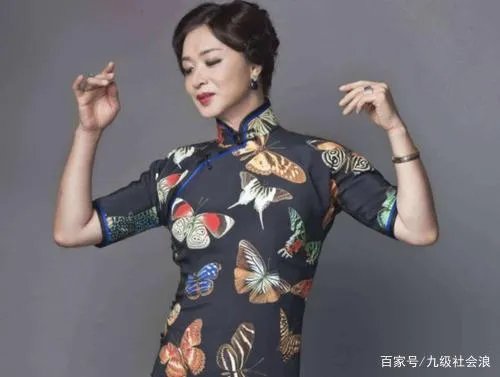 金星老公被问及如何解决生理问题时四字回应,网友:涨知识了。你怎么看?