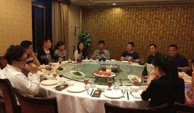 如何看待新员工不喝领导敬酒被打耳光这件事?