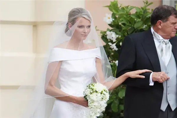 世界上最美十大婚纱:伊丽莎白二世的婚纱上镶满了1万颗珍珠