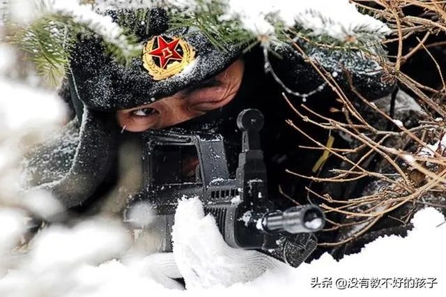我儿子今年高考,成绩上不了本科,是去当兵好,还是报个大专学校再去当兵好?