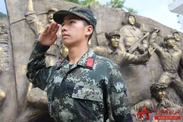 当兵后悔两年,不当兵后悔一辈子。 是什么意思??
