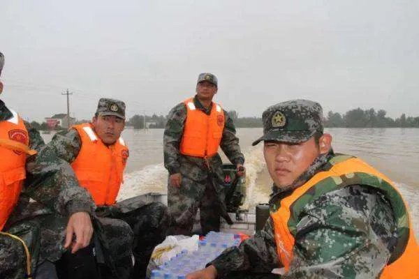 “高难度睡姿”抗洪战士走红网络,他还有哪些感人故事?