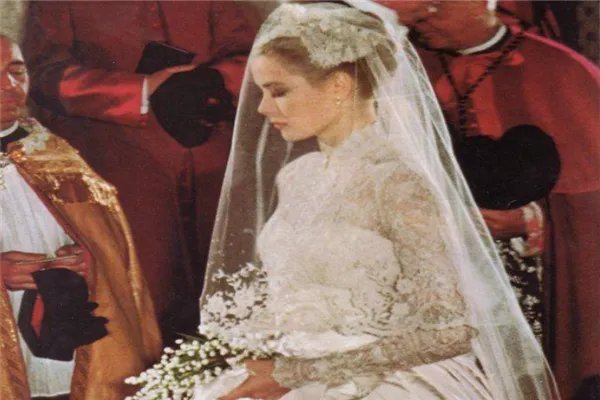 世界上最美十大婚纱:伊丽莎白二世的婚纱上镶满了1万颗珍珠