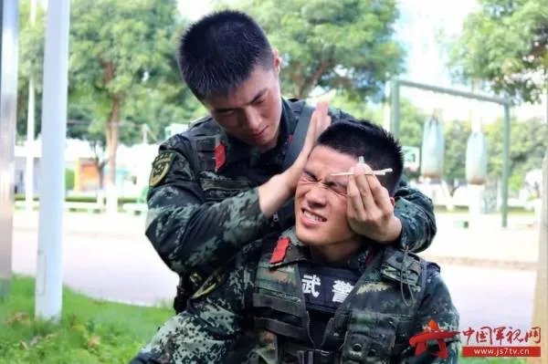 当兵后悔两年,不当兵后悔一辈子。 是什么意思??