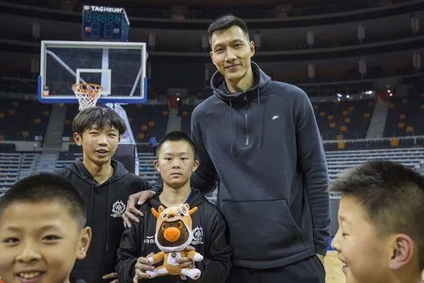为什么易建联比赛时总是双手扣篮?