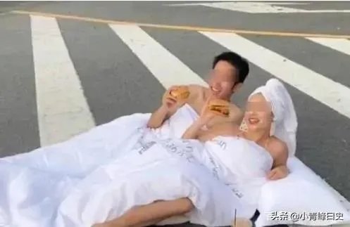 情侣半裸裹床单睡斑马线拍婚纱照,拿生命当儿戏,你有何看法?