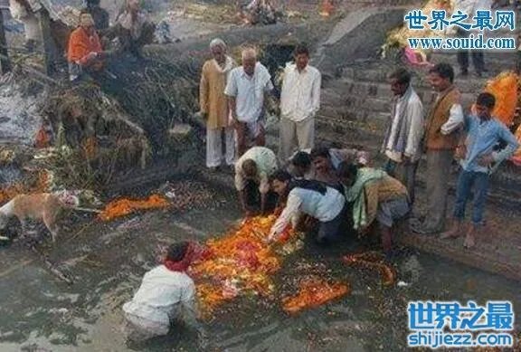 恐怖的印度水葬现场图片,超级重口味(还是别看了)