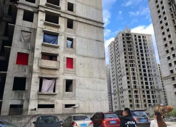 昆明烂尾楼没水没电没窗户,业主究竟该如何自救?