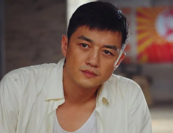 李亚鹏被告欠债案需赔4000万,你知道他为何会欠钱吗?