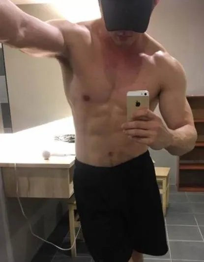 南拳妈妈组合中,39岁张杰参加健美比赛,体脂低至8%,这肌肉是认真的吗?