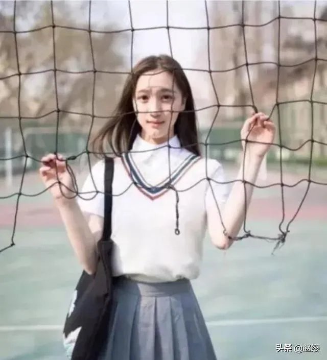 演员刘露大闹火车站被行拘,芒果TV致歉并宣布解约,对此公共人物你怎么看?