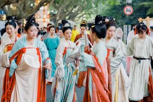 汉服市场爆发,为什么现在的年轻人都喜欢汉服?