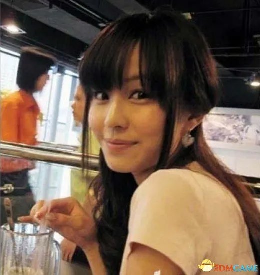 深大校花温健婷新旧照片对比:青涩退去变优雅