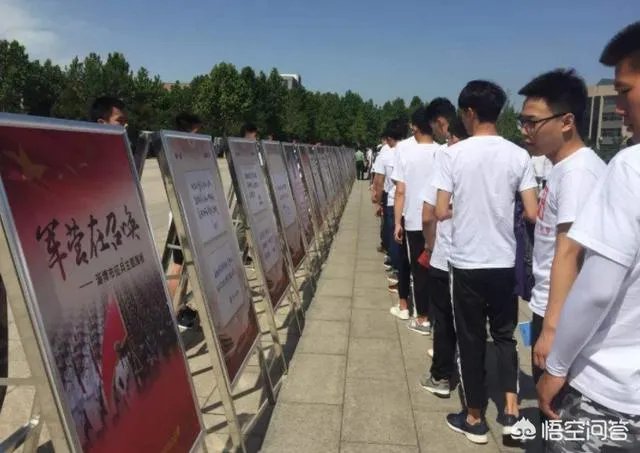 我儿子今年高考,成绩上不了本科,是去当兵好,还是报个大专学校再去当兵好?