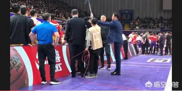 浙江广厦男篮助教王博摊上事了,在CBA比赛现场阻碍记者拍摄,损坏拍摄仪器,如何评价?