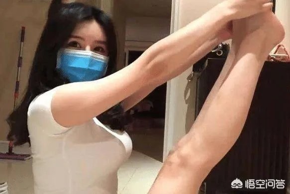 女主播在直播时太热更换衣服，忘记关摄像头“被镜子出卖”，这是故意炒作么？
