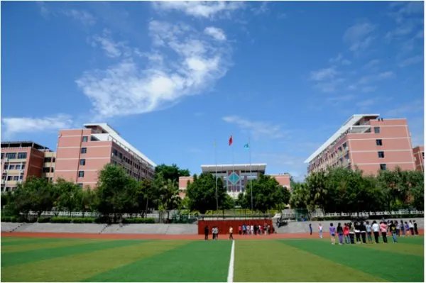 山西一中学学生吃肉饼腹泻发烧，学校是否需要承担责任？