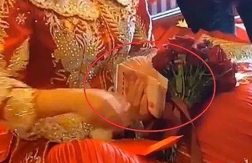 接亲被丈母娘嫌给一万八太少,遇到这样的情况,新郎该如何应对?