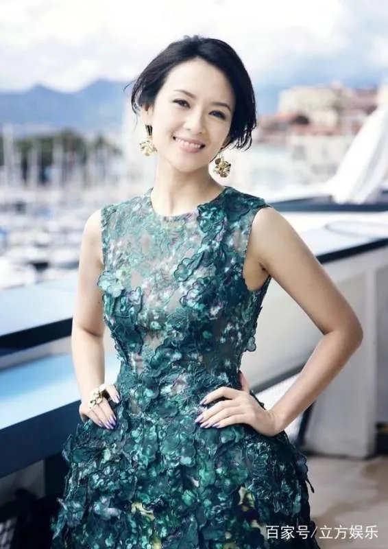 章子怡女儿醒醒脸曝光,单眼皮小肉脸随父亲,汪峰基因太强大!你怎么看?