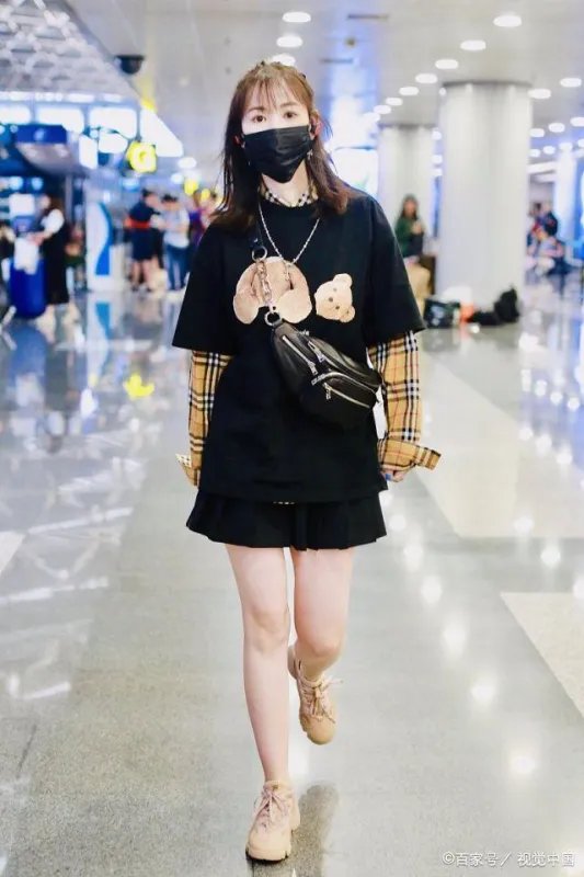 马蓉美腿吸睛现身机场,左手的戒指成为另一个焦点,有新恋情了吗?