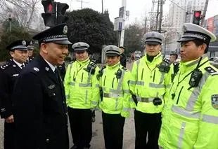 同时交往多个女朋友缺钱,大学生冒充警察查车罚款,是如何被警方发现的?