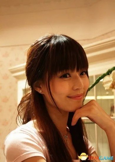 深大校花温健婷新旧照片对比:青涩退去变优雅
