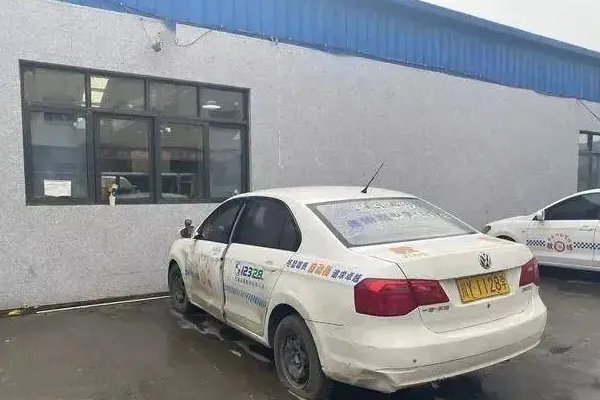 四川平昌一驾校的学员练车时撞倒另一学员,驾校该不该承担这件事的责任?