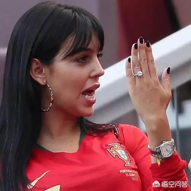 C罗向乔治娜求婚成功, 大家觉得店员出身的“罗嫂”怎么样?