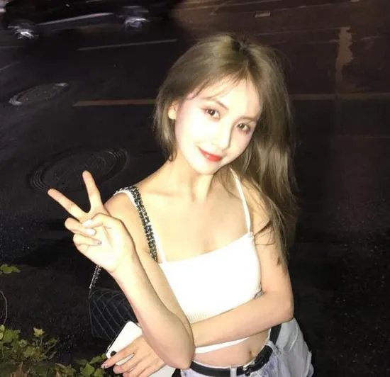 王思聪带女生现身楼盘看房,王思聪与这位女生是何关系?