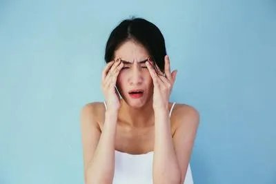 感觉眼睛里有异物是怎么回事