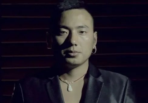 天都快亮了,我的心却哭了!我不敢再多看你一眼!是什么歌?