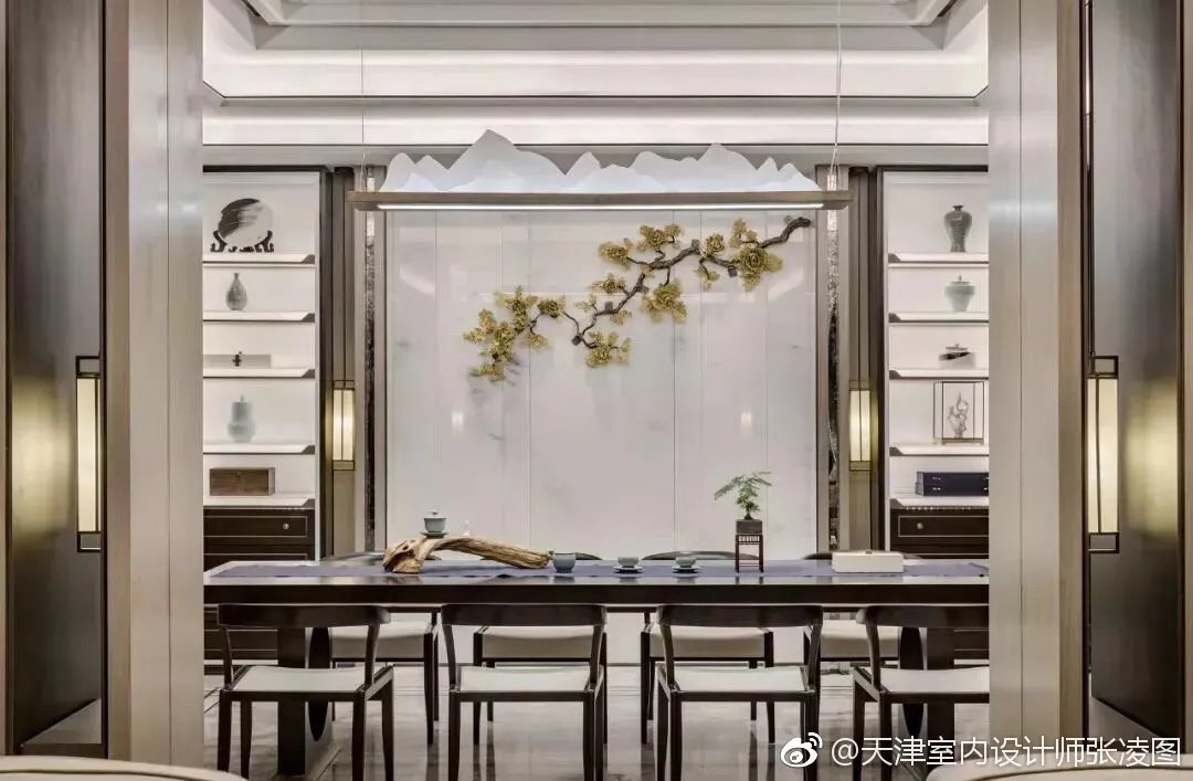 “留连戏蝶时时舞,自在娇莺恰恰啼。“唐朝诗人杜甫一首《江畔独...