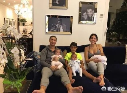 C罗向乔治娜求婚成功, 大家觉得店员出身的“罗嫂”怎么样?