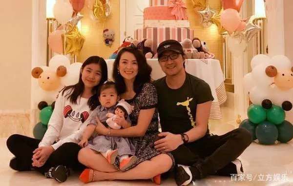 章子怡女儿醒醒脸曝光,单眼皮小肉脸随父亲,汪峰基因太强大!你怎么看?