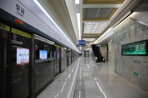 在武汉地铁车厢里，黑衣男子突然抱起女孩往外跑！此男子为何会这么做？