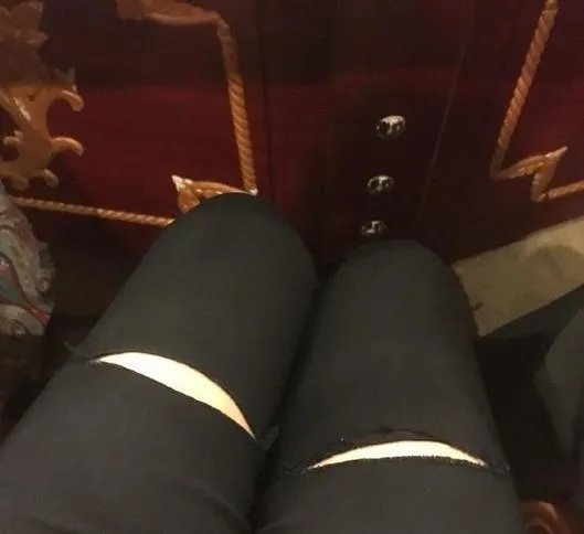 成都地铁上,美女因穿着“暴露”,竟然被老人当众辱骂。你怎么看待?