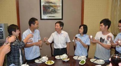 如何看待新员工不喝领导敬酒被打耳光这件事?