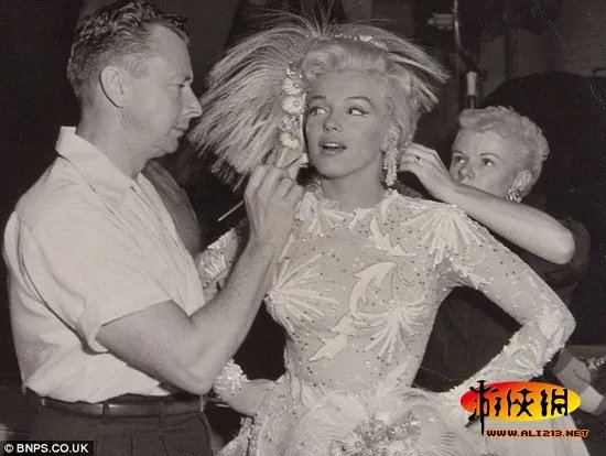 宅男性感女神的鼻祖 梦露罕见休闲照近日曝光