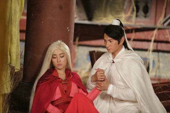 新白发魔女传练霓裳就是玉罗刹那为什么又有个凌慕华?