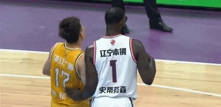 CBA第二轮，史蒂芬森一攻一防让孙铭徽领到一个技犯一个违体犯规，当时发生了什么？